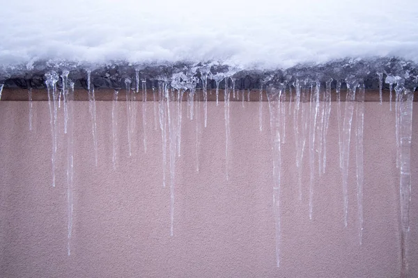 在温特尔时在屋顶边缘拍摄的特写的冰柱 — 图库照片