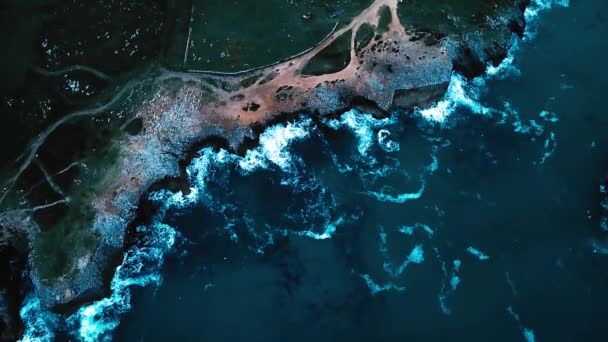 Vista Aérea Costa Rochosa Mar Ondulado Dia Ensolarado — Vídeo de Stock