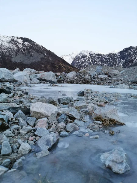 Skaliste Jezioro Górski Krajobraz Zimą Wyspie Kvaloya Tromso Norwegia — Zdjęcie stockowe