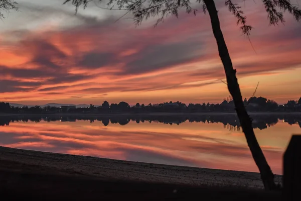 Захватывающий Вид Закатное Небо Над Озером Силуэтами Деревьев Отраженными Воде — стоковое фото