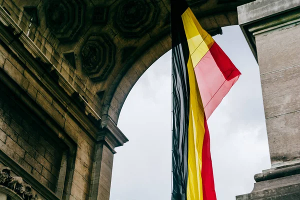 Nízký Úhel Záběru Belgické Vlajky Pod Arcade Cinquantenaire — Stock fotografie