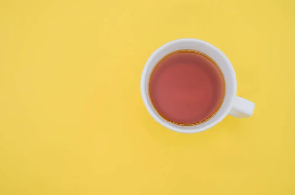 Eine Draufsicht Auf Eine Weiße Tasse Tee Isoliert Auf Gelbem — Stockfoto