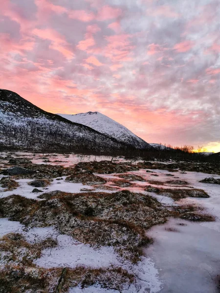 Een Schilderachtig Zonsondergang Uitzicht Het Bevroren Kattfjordvatnet Meer Het Eiland — Stockfoto