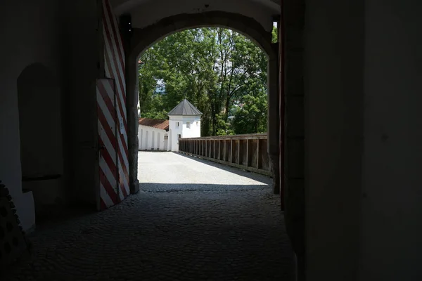 Nahaufnahme Eines Tunnels Der Dem Gebäude Der Nähe Eines Parks — Stockfoto