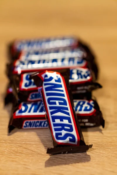 Poznan Poland Ocak 2021 Tahta Masadaki Snickers Çikolatası — Stok fotoğraf