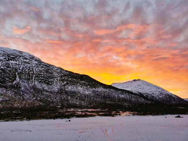 Festői Naplemente Kilátás Nyílik Fagyott Kattfjordvatnet Szigetén Kvaloya Tromso Norvégiában — Stock Fotó