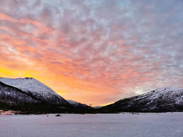 Ett Vackert Solnedgångslandskap Vid Den Frusna Sjön Kattfjordvatnet Kvaloya Tromso — Stockfoto