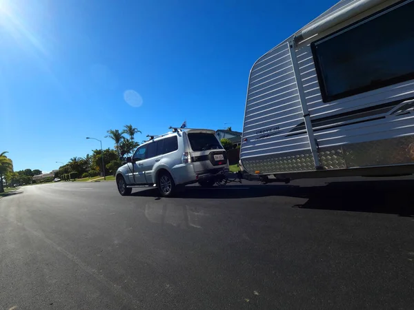 Bribie Island Australia Jan 2021 4Wd Towing Caravan Road Sunny — Stock Photo, Image