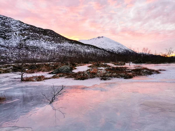 Vacker Solnedgång Utsikt Över Den Frusna Kattfjordvatnet Sjön Kvaloya Tromso — Stockfoto