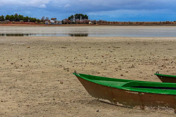 Gros Plan Vieux Bateau Pêche Vert Sur Une Rive Sablonneuse — Photo