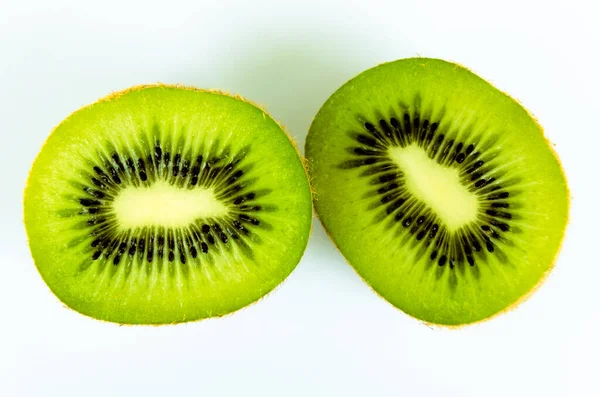 Eine Isolierte Draufsicht Einer Kiwi Die Zwei Teile Auf Weißem — Stockfoto