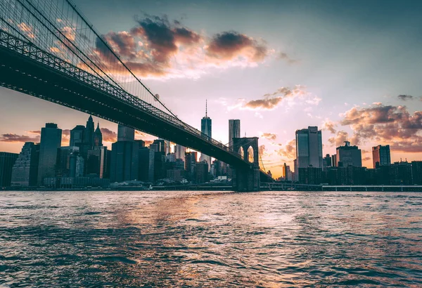 Величественный Вид Бруклинский Мост Нью Йорк Современными Высотными Зданиями Сумерках — стоковое фото