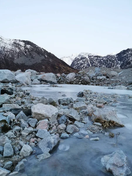 Skalnaté Jezero Horská Krajina Během Zimy Ostrově Kvaloya Tromso Norsko — Stock fotografie