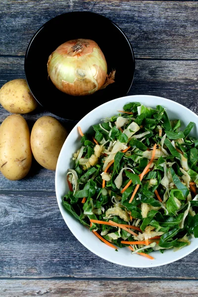 Vertical Closeup Fresh Vegetable Salad Black Bowl White Onion Potatoes — Stock Photo, Image