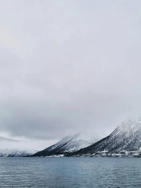 Een Landschap Met Een Prachtig Wintermeer Van Kvaloya Eiland Tromso — Stockfoto