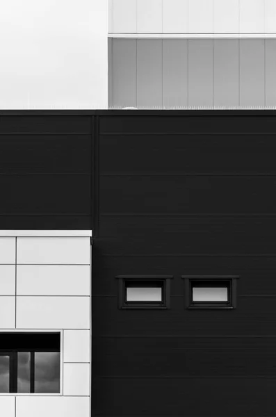 Graustufenaufnahme Einer Fassade Eines Gebäudes — Stockfoto