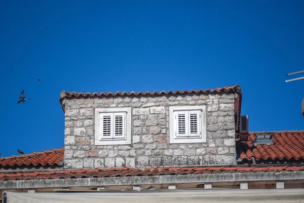 Enfoque Selectivo Edificio Residencial Con Persianas Las Ventanas — Foto de Stock