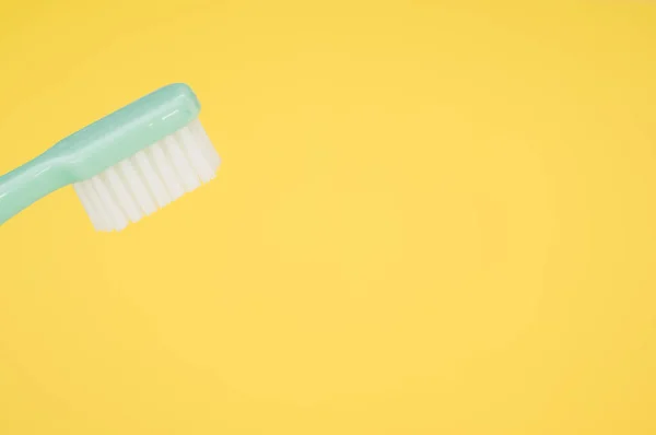 Primer Plano Cepillo Dientes Aislado Sobre Fondo Amarillo Con Espacio — Foto de Stock