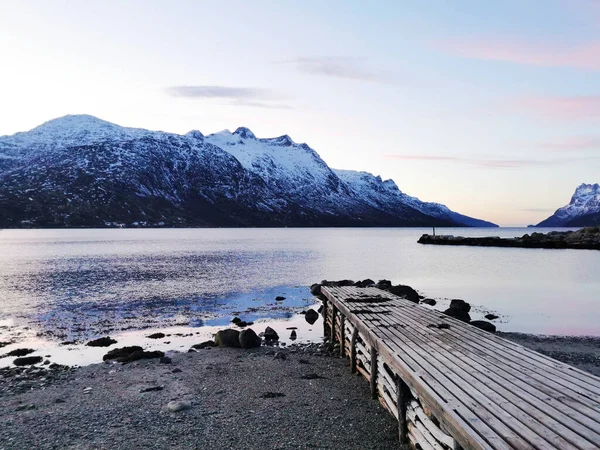 Una Vista Una Pasarela Madera Bahía Fiordos Ersfjord Noruega — Foto de Stock