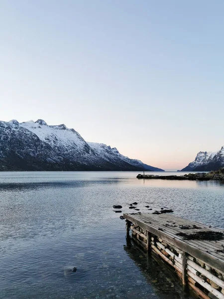 Uitzicht Een Houten Loopbrug Het Fjord Meer Ersfjordbotn Noorwegen — Stockfoto