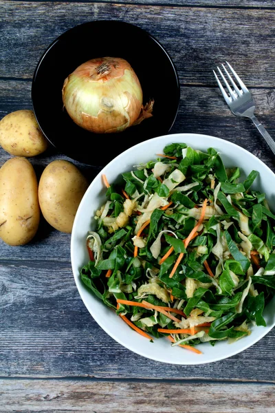Vertical Closeup Fresh Vegetable Salad Black Bowl White Onion Potatoes — Stock Photo, Image