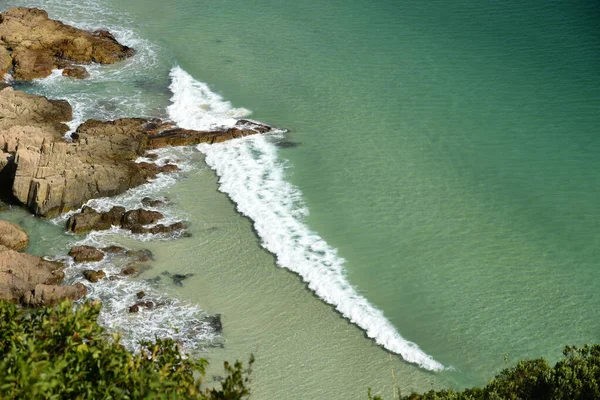 Kayalık Sahil Boyunca Güzel Dalgalar — Stok fotoğraf