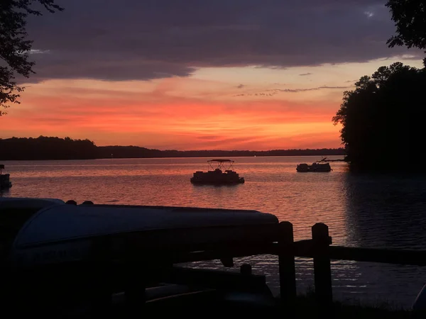 Захоплюючий Вид Силует Човнів Озері Заході Сонця Рожевим Помаранчевим Небом — стокове фото