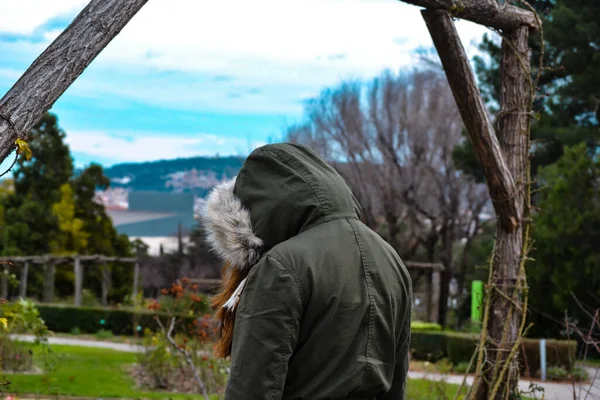 Una Hembra Con Abrigo Verde Oscuro Parada Afuera Debajo Del — Foto de Stock