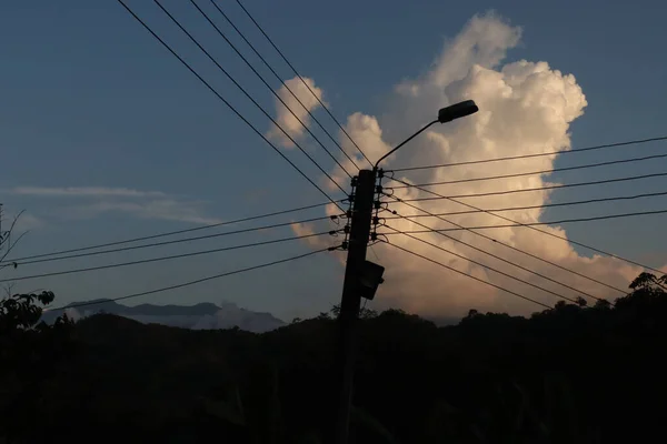 Silhuetas Uma Lâmpada Rua Poste Linhas Eletricidade Contra Céu — Fotografia de Stock