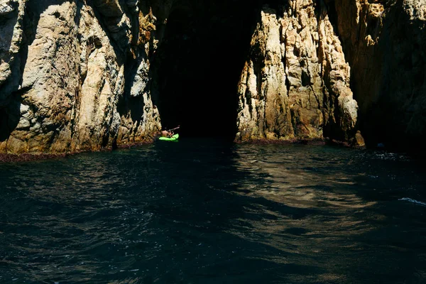 Enfoque Selectivo Padre Hijo Remando Una Canoa Para Entrar Una — Foto de Stock