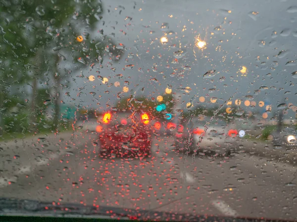 雨の日の間 水滴に覆われたフロントガラスの閉鎖 — ストック写真
