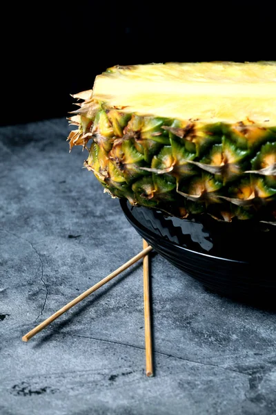 一口垂直拍摄的新鲜菠萝水果放在碗上 — 图库照片