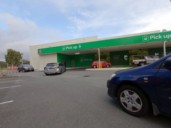 Bribie Island Australia Jan 2021 Cars Lined Woolworths Grocery Store — Stock Photo, Image