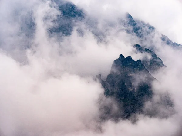 Een Prachtige Opname Van Rotsachtige Bergen Wolken Mist — Stockfoto