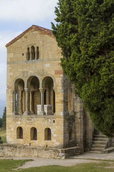 Güzel Manzaradaki Eski Bir Binanın Inanılmaz Bir Görüntüsü — Stok fotoğraf