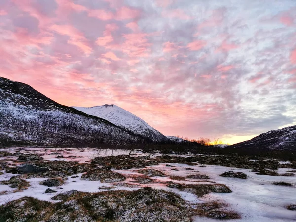 Uma Vista Panorâmica Pôr Sol Lago Kattfjordvatnet Congelado Ilha Kvaloya — Fotografia de Stock