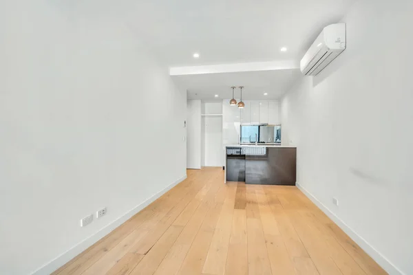 Una Sala Estar Vacía Cocina Apartamento Capturado Durante Día —  Fotos de Stock