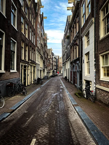 Uma Tomada Vertical Uma Rua Vazia Cercada Por Edifícios Amsterdã — Fotografia de Stock