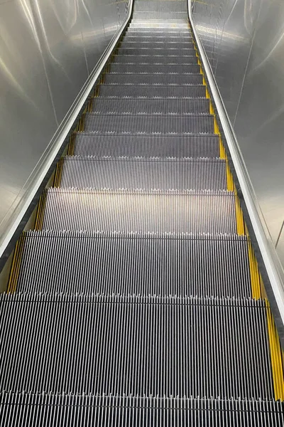 Eine Vertikale Hochwinkelaufnahme Einer Leeren Rolltreppe — Stockfoto