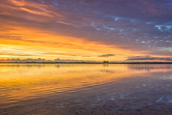 Der Atemberaubende Blick Auf Einen Wunderschönen Sonnenuntergang Der Sich Wasser — Stockfoto