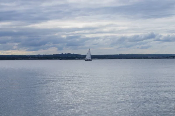 Voilier Flottant Sur Des Eaux Tranquilles Sur Fond Ciel Nuageux — Photo