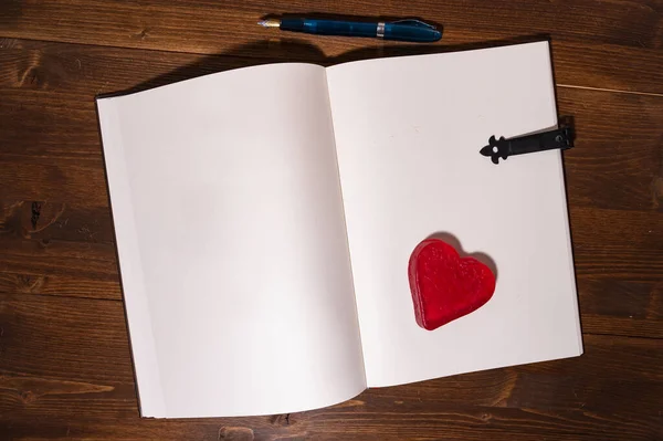 Una Toma Ángulo Alto Pequeño Cuaderno San Valentín Con Bolígrafo Imagen de stock