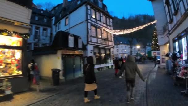Dolly Shot Άνθρωποι Πόδια Στην Οδό Stadtstrasse Στο Monschau Μικρή — Αρχείο Βίντεο