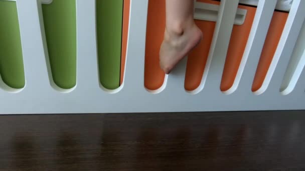 Мальчик Впервые Встает Постели Трудностями Приблизьтесь Мальчишеским Ножкам Встающим Кровати — стоковое видео