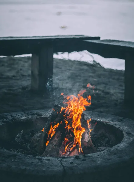 การย งแนวต งของไฟแคมป มทะเลในตอนเย — ภาพถ่ายสต็อก