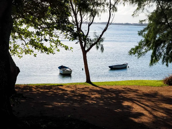 Uma Bela Paisagem Com Dois Barcos Mar Calmo Cercado Por — Fotografia de Stock