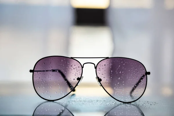 Selektywne Ujęcie Okularów Przeciwsłonecznych Kroplami Deszczu — Zdjęcie stockowe