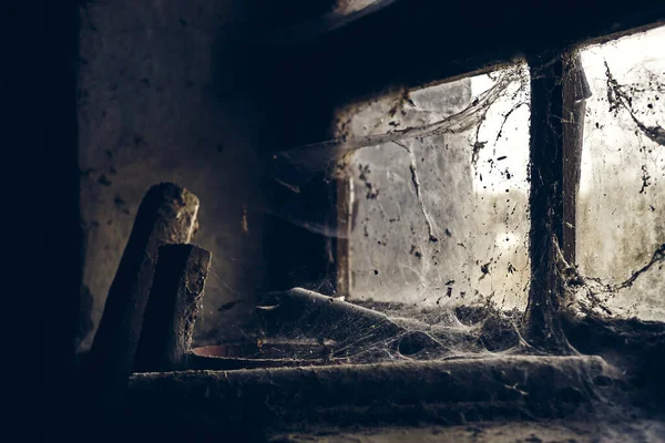 Een Oud Raam Met Houten Stukken Veel Spinnenwebben — Stockfoto