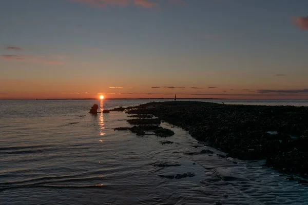 Lugn Havsutsikt Med Nedgående Solnedgång Vid Horisonten Norderney Tyskland — Stockfoto