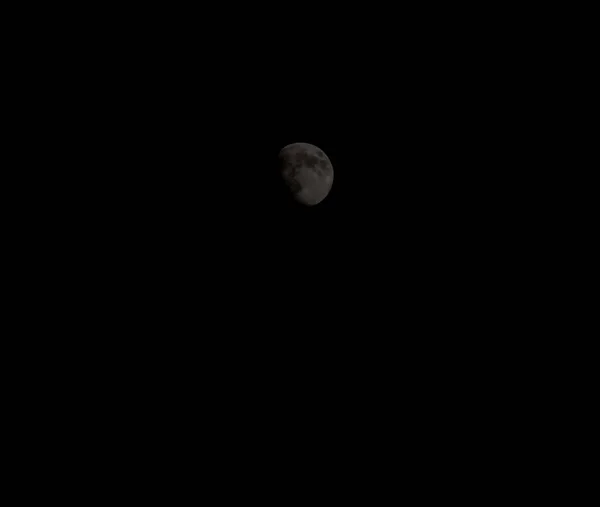在漆黑的夜空中拍到月亮的特写 — 图库照片